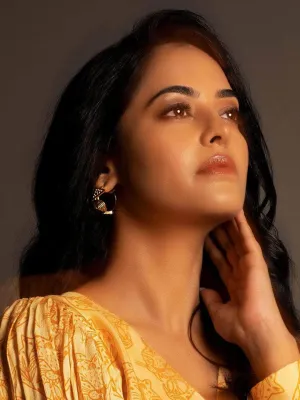 Bindu Madhavi In Geometric Textured Hoop Huggies