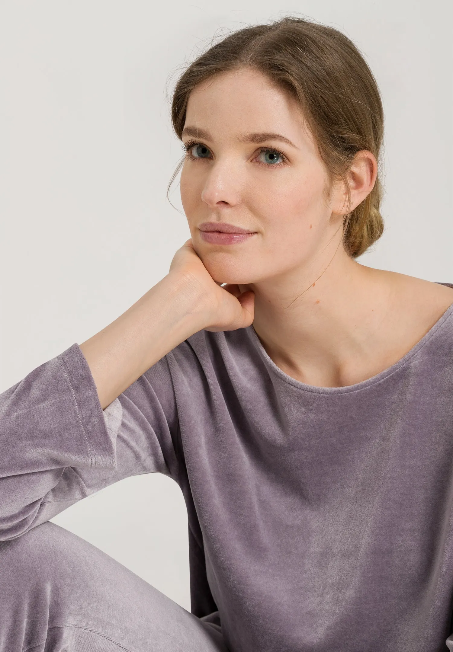 Favourites Velour Round Neck Pullover | Orchid 78692-1487