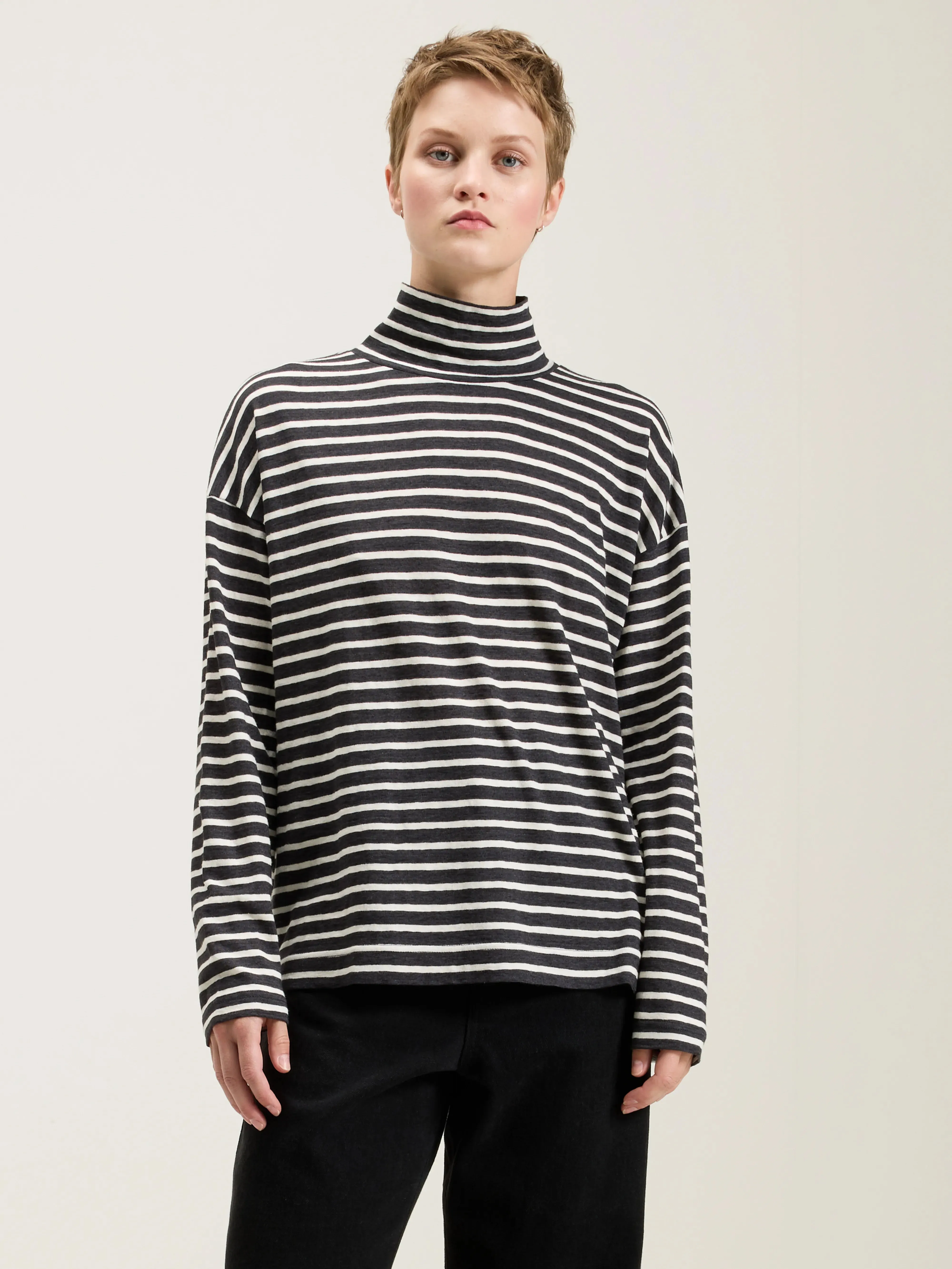 Foggy Stripe Turtleneck T-shirt (242 / W / WHITE)