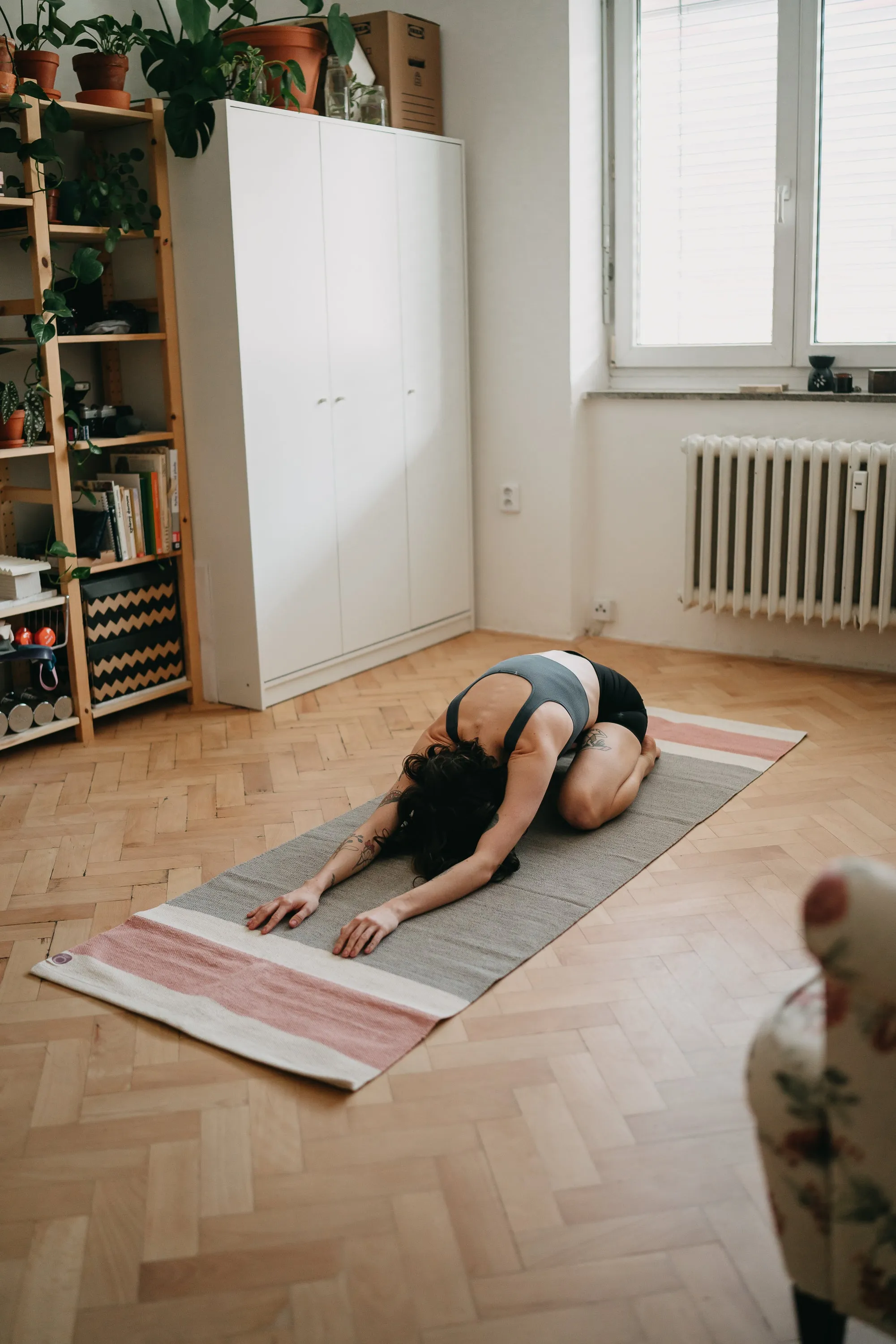 LEELA Yoga Rug • Organic Cotton Yoga Mat with Herbal & Plant based Dyes • Vemgadam light grey & Manjistha pink •