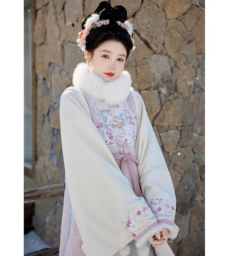 Zhu Xue 煮雪 Boiling Snow Ming Dynasty Winter Fur Bijia Vest & Mamian Skirt Set