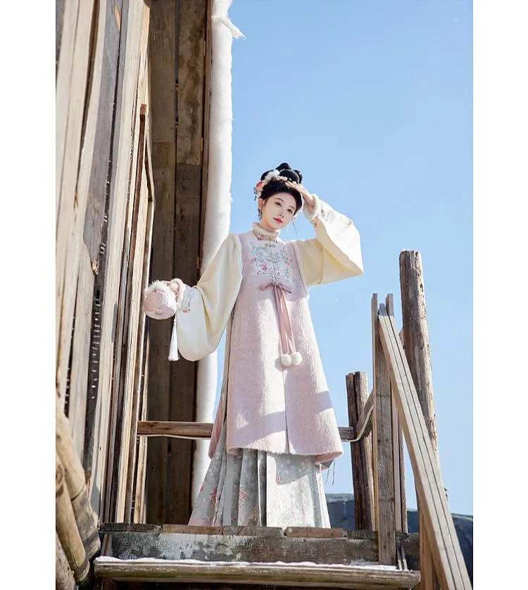 Zhu Xue 煮雪 Boiling Snow Ming Dynasty Winter Fur Bijia Vest & Mamian Skirt Set