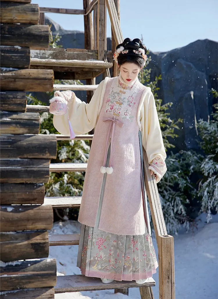 Zhu Xue 煮雪 Boiling Snow Ming Dynasty Winter Fur Bijia Vest & Mamian Skirt Set